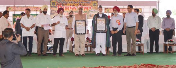 Honble Sh.V.P.Singh Badnore, Governor of Punjab and Janab Hamid Karzai, former president of Afghanistan releases Package of knowledge through Calendar and APPs on 25th Silver Jubilee Pashu Palan Mela